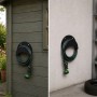 Schwarzer Relaxdays Schlauchhalter aus Eisen mit Gummi-Kantenschutz, montiert an Holzwand und Betonwand. Für Gartenschläuche in Garten & Garage.