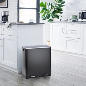 Schwarzer Svita Treteimer 60L für Mülltrennung in moderner Küche. Design Abfalleimer mit 2 Fächern und Pedalen.