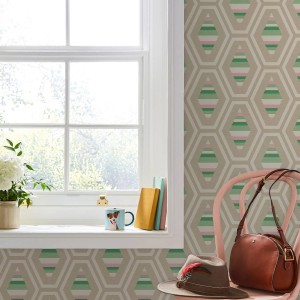 Joules Vliestapete Hallaton Kilim Garden Greens mit geometrischem Muster in Grün- und Cremetönen.