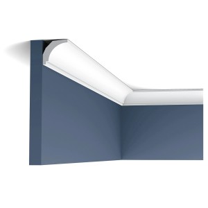 Weiße ORAC DECOR CX115 AXXENT Zierleiste als Decken-Eckleiste (200cm) an blauer Wand.
