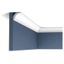 Weiße ORAC DECOR CX115 AXXENT Zierleiste als Decken-Eckleiste (200cm) an blauer Wand.