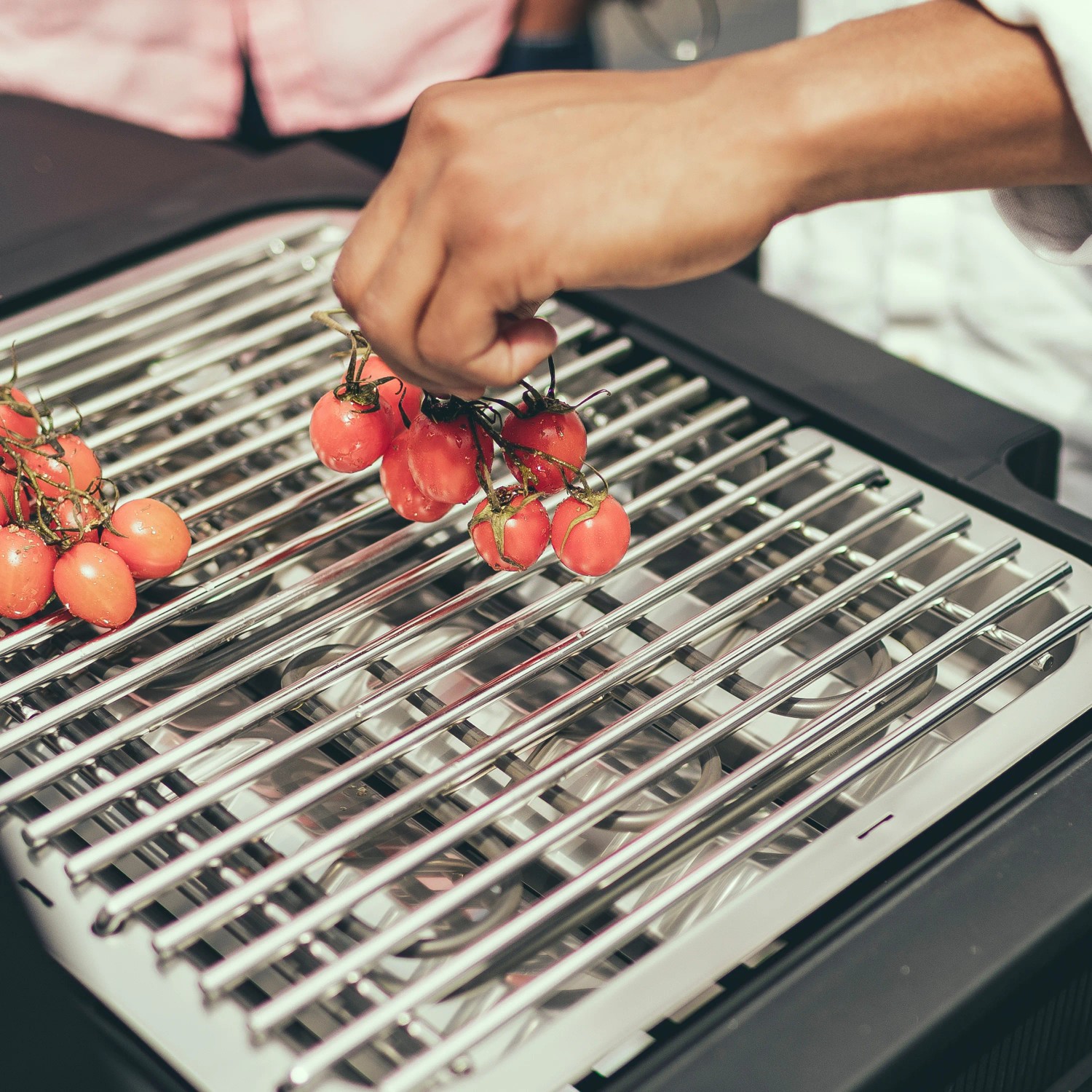 Severin Elektrogrill Sevo GTS beim Grillen von Tomaten. Kompakter Standgrill mit Edelstahlrost.