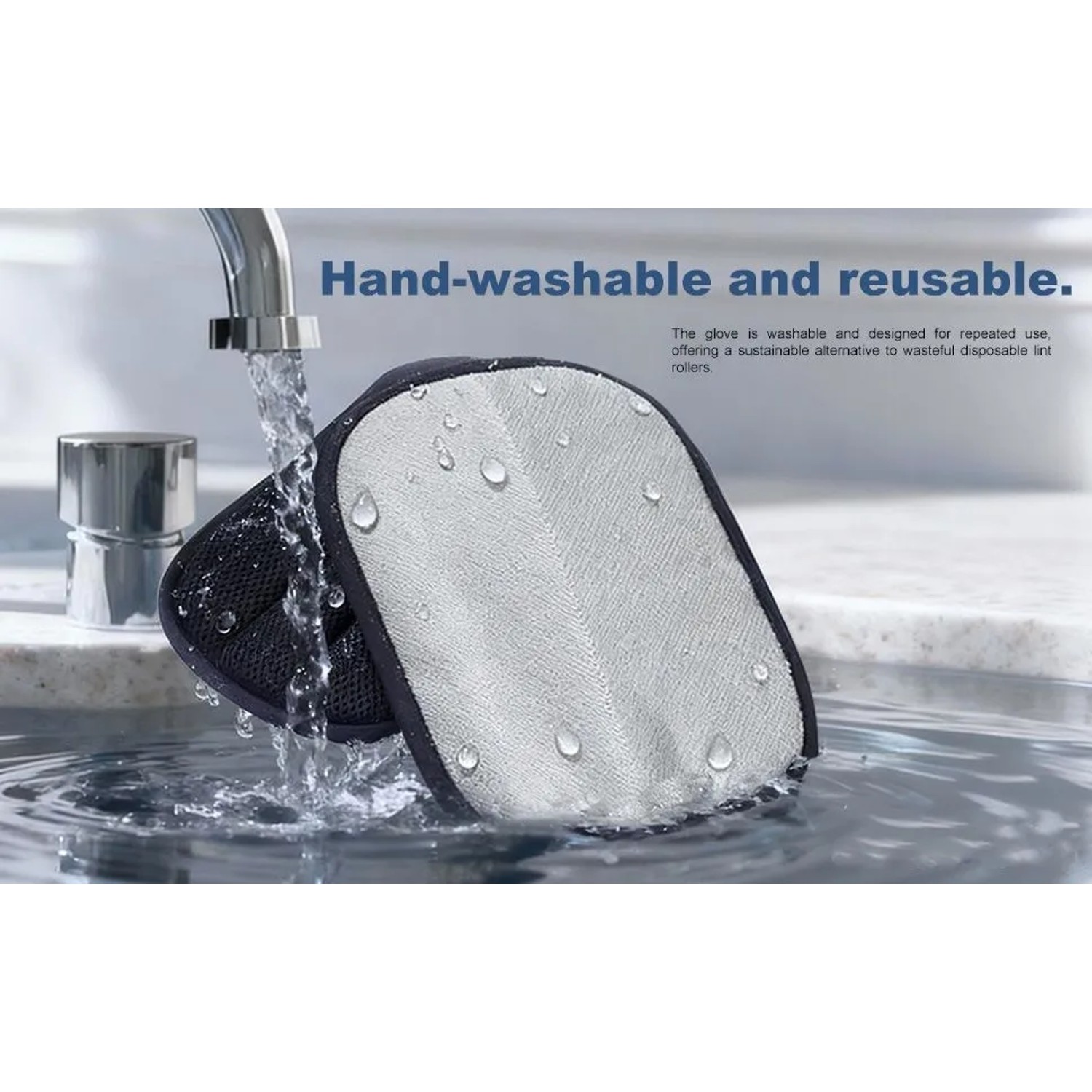 Petsation Fellentferner Handschuh unter Wasserhahn, waschbar und wiederverwendbar.