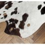 Schwarz-weißer MeGusta Flachflor Teppich aus Rindsleder mit Animal Print auf Parkett.