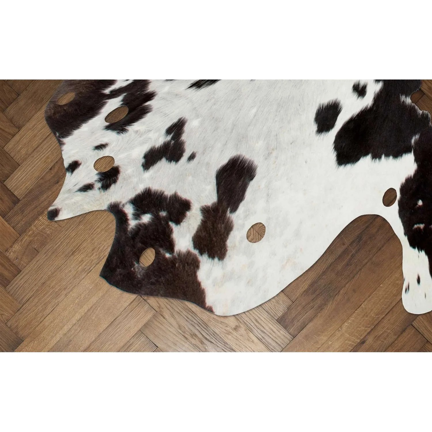 Schwarz-weißer MeGusta Flachflor Teppich aus Rindsleder mit Animal Print auf Parkett.