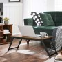 Vintagebrauner Songmics Laptopständer (71x35x23cm) mit Laptop und Tasse auf Holzboden.