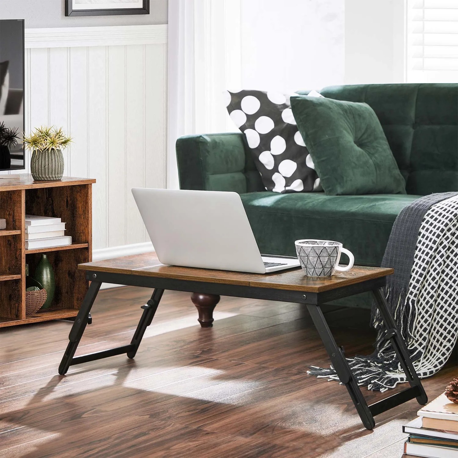Vintagebrauner Songmics Laptopständer (71x35x23cm) mit Laptop und Tasse auf Holzboden.