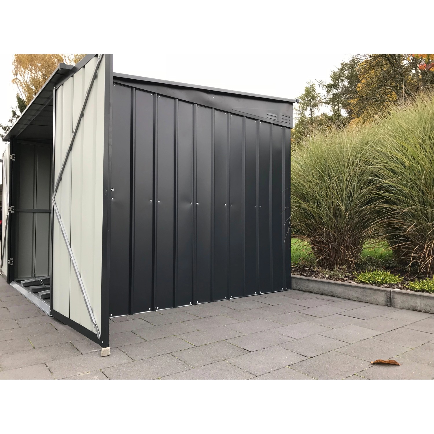 Globel Fahrradbox Family in Anthrazit mit geöffneter Tür und 4 Fahrradhaltern.