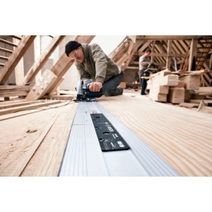 Handwerker sägt Holz auf Boden mit Bosch Führungsschienen und FSN VEL Verbindungsstück für präzise Schnitte.