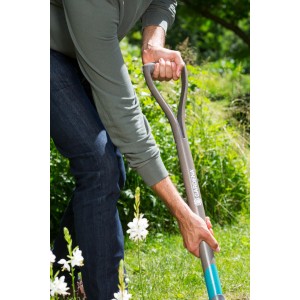Gärtner mit Gardena NatureLine Spaten beim Umgraben im Garten.