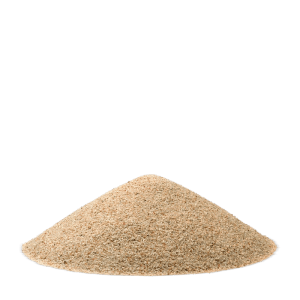 Heller Quarzsand 0,7-1,2 mm als Schüttgut, fein gekörnt auf schwarzem Hintergrund.