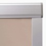 Detailansicht: Beige Verdunkelungsrollo F06 für Velux Fenster.