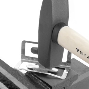 STAHLWERK Schraubstock BV-75 ST mit Hammer beim Bearbeiten eines Werkstücks.