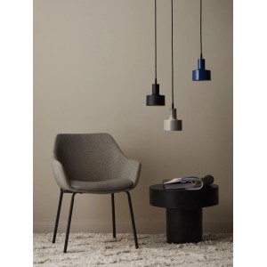 PR Home Solo Pendelleuchten in Blau, Grau und Schwarz über Tisch und Stuhl.