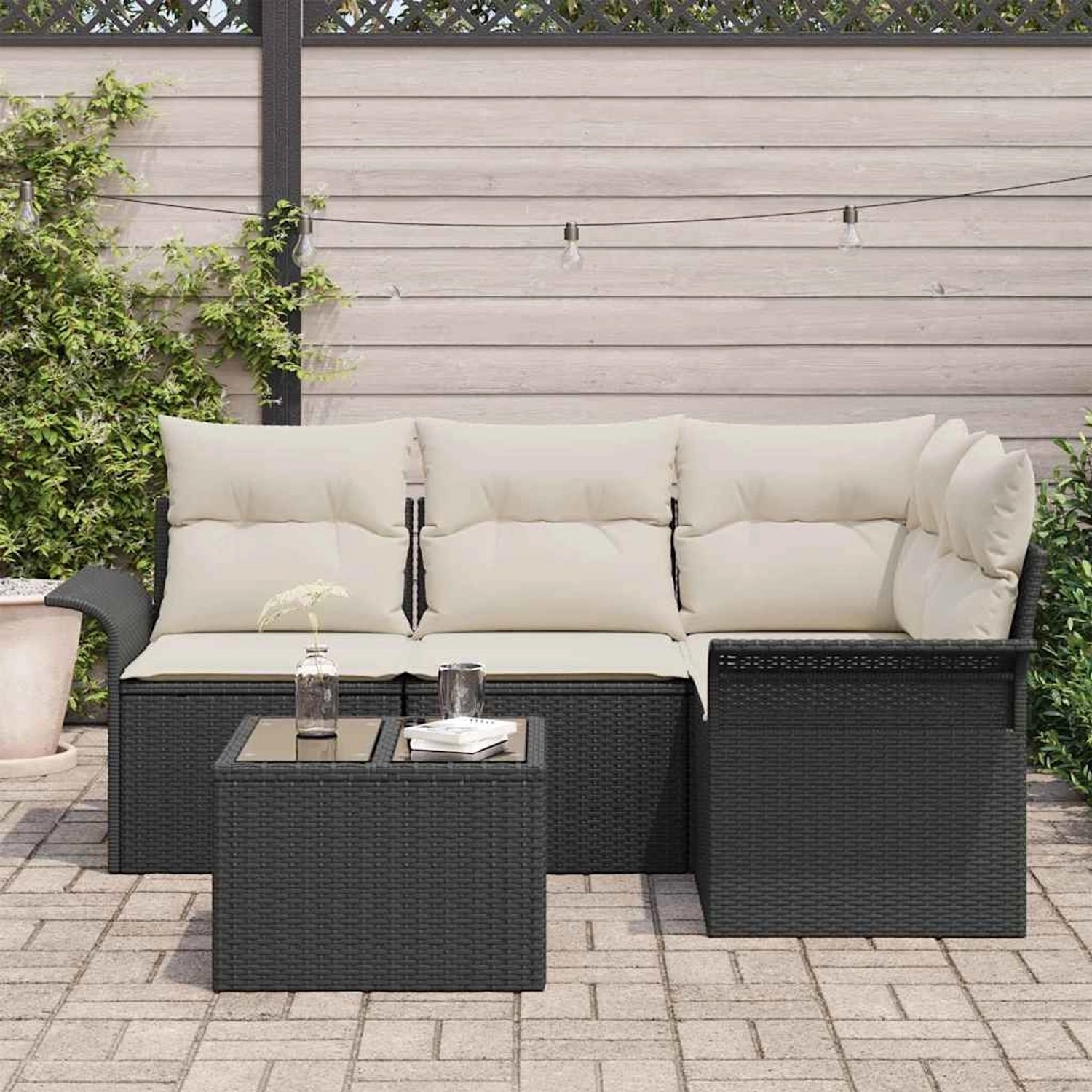 Schwarzes 5-tlg. vidaXL Garten-Sofa-Set aus Poly Rattan mit Kissen und Tisch.