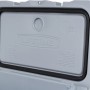 Graue Lifetime Kühlbox (26,5L) mit geöffnetem Deckel, Details wie Dichtung und Logo sichtbar.
