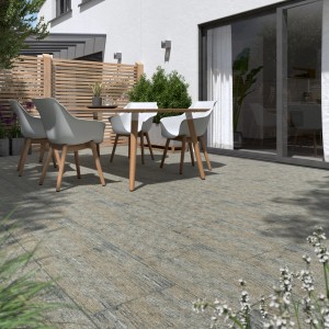 Verlegte Diephaus Terrassenplatten Corso Muschelkalk 60x40 cm auf einer Terrasse mit Gartenmöbeln.