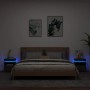 Zwei schwarze Nachttische mit LED-Beleuchtung im Schlafzimmer.