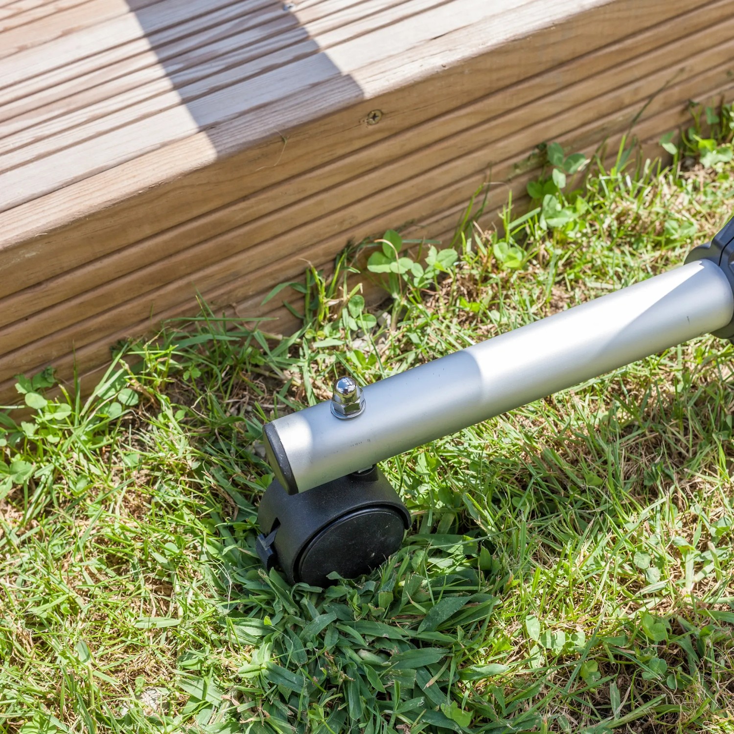 Detailaufnahme: Gre Planenaufroller aus Aluminium mit Rollen für Einbaubecken bis 5,50 m.