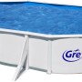 Weißer Gre Stahlwandpool Fidji, oval, 500x300x120 cm, gefüllt mit blauem Wasser.