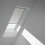Velux Verdunkelungsrollo DML CK02, weiß-alu, am Dachfenster mit Sonneneinstrahlung.