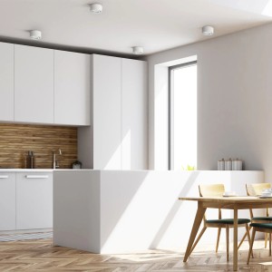 Weißer, dimmbarer LED Aufbauspot Celi-1WM in moderner Küche. Schwenkbarer Deckenstrahler für warmweißes Licht.