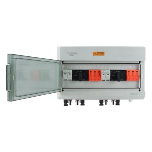 FM-SOLAR DC-Anschlussbox mit offenem Gehäuse, Dreh-Trennschalter und Überspannungsschutz für Solaranlagen.