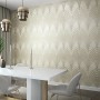 Beige-goldene Marburg Vliestapete Modernista mit grafischem Art Déco Muster an einer Wand.