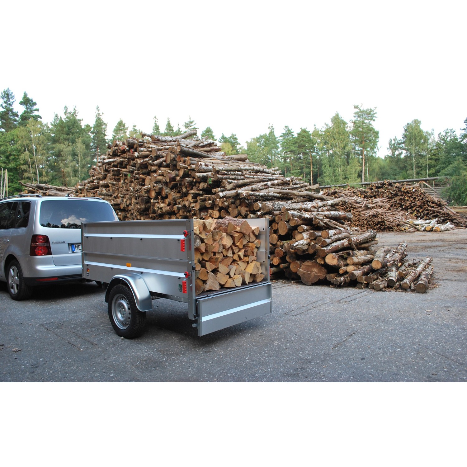 Stema Anhänger Basic 750 mit Holzladung, inkl. Stützrad, Bordwandaufsatz und Flachplane Lichtgrau.