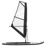 Aufblasbares SUP-Board mit Segel, schwarz-weiß, für Wassersport.