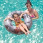 Mädchen mit Star Wars Schwimmring (80 cm) im Pool. Badespaß mit dem coolen Schwimmreifen!