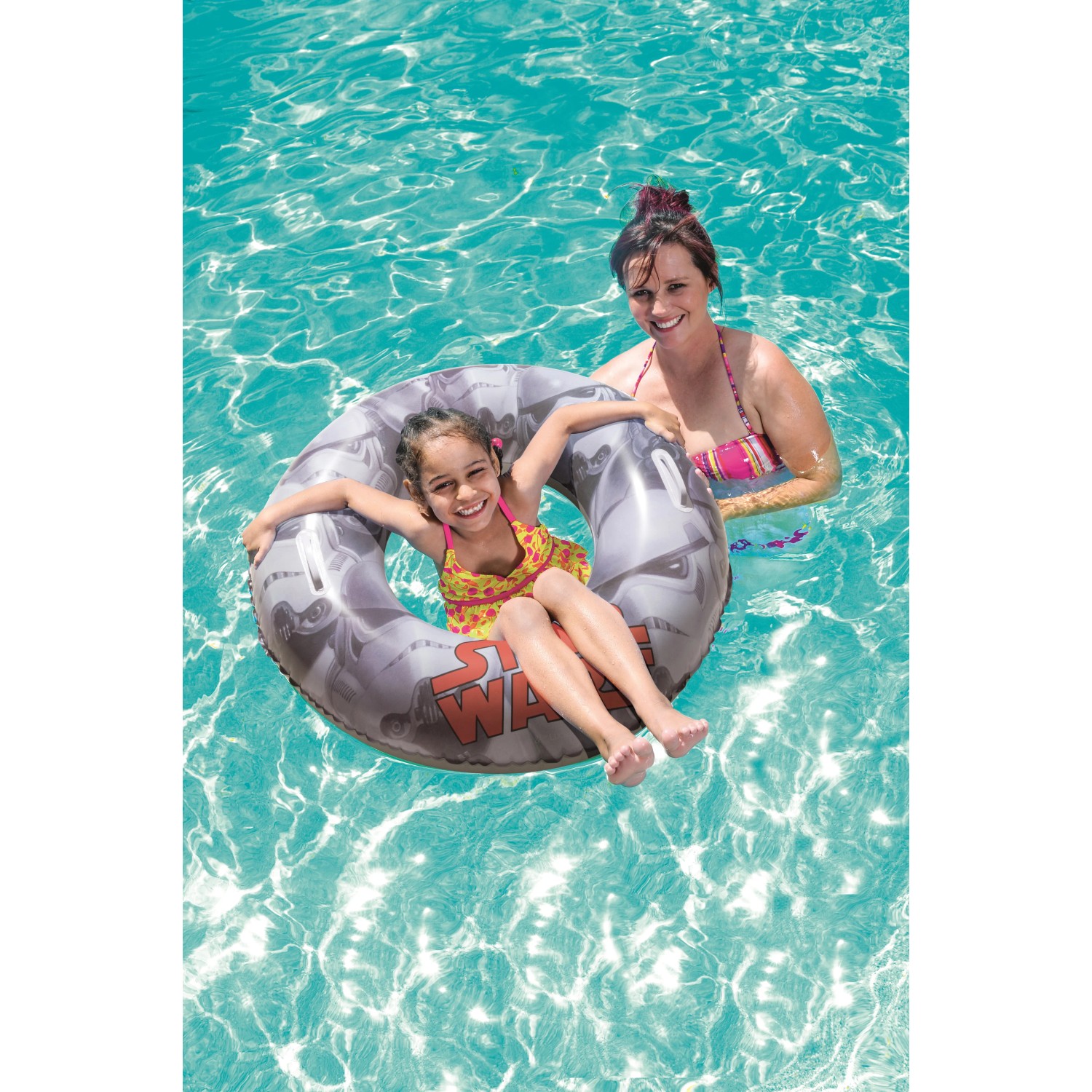 Mädchen mit Star Wars Schwimmring (80 cm) im Pool. Badespaß mit dem coolen Schwimmreifen!