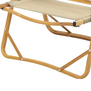 Detailansicht: Beige Jawinio Campingstuhl mit Holzarmlehnen und Aluminiumgestell.
