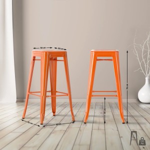 Zwei orangefarbene Metall-Barhocker Joshua, 76 cm hoch, mit Fußstützen auf hellem Holzboden. Stapelbar.