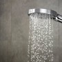 Hansgrohe Raindance Select S 120 Handbrause mit 3 Strahlarten in Chrom unter der Dusche.