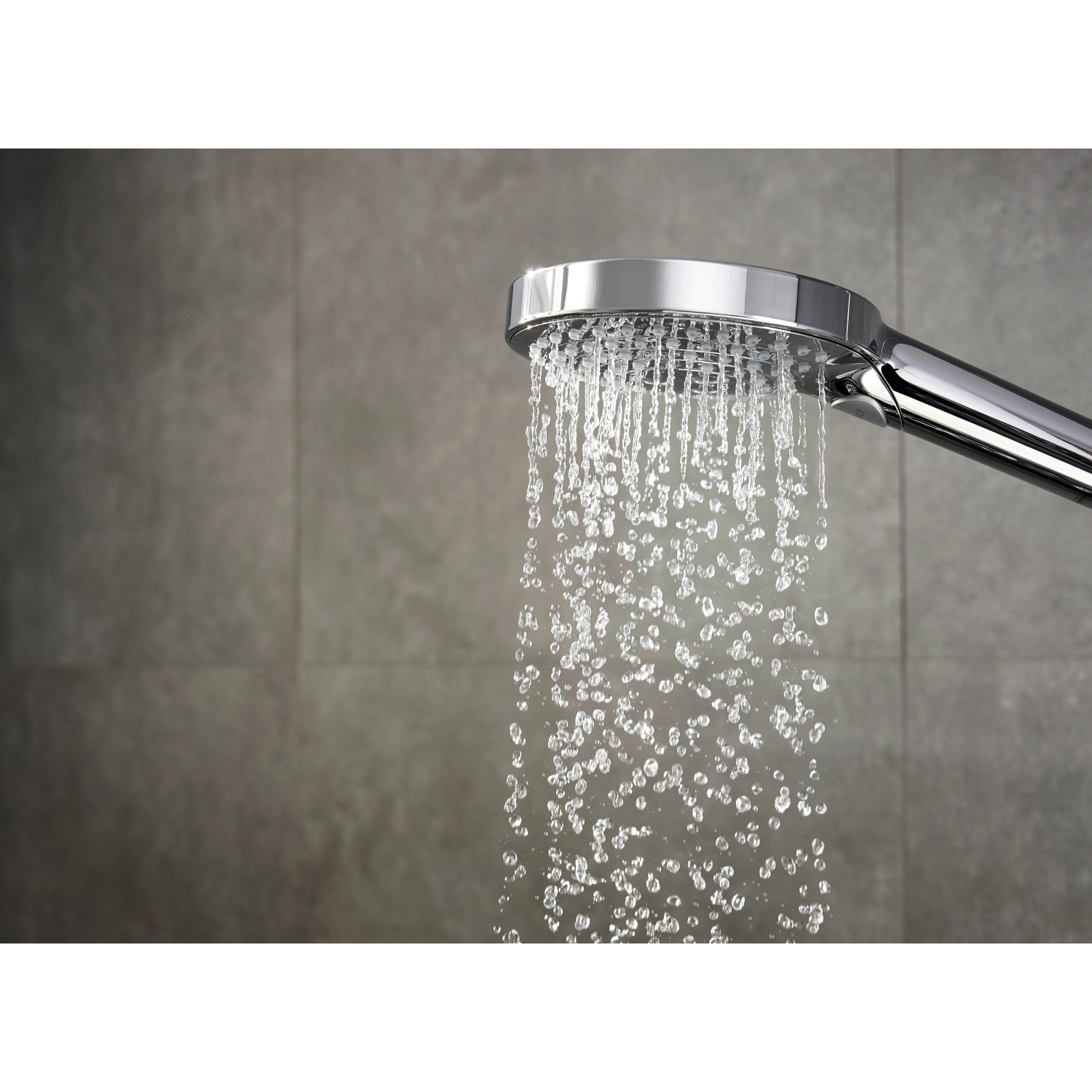 Hansgrohe Raindance Select S 120 Handbrause mit 3 Strahlarten in Chrom unter der Dusche.