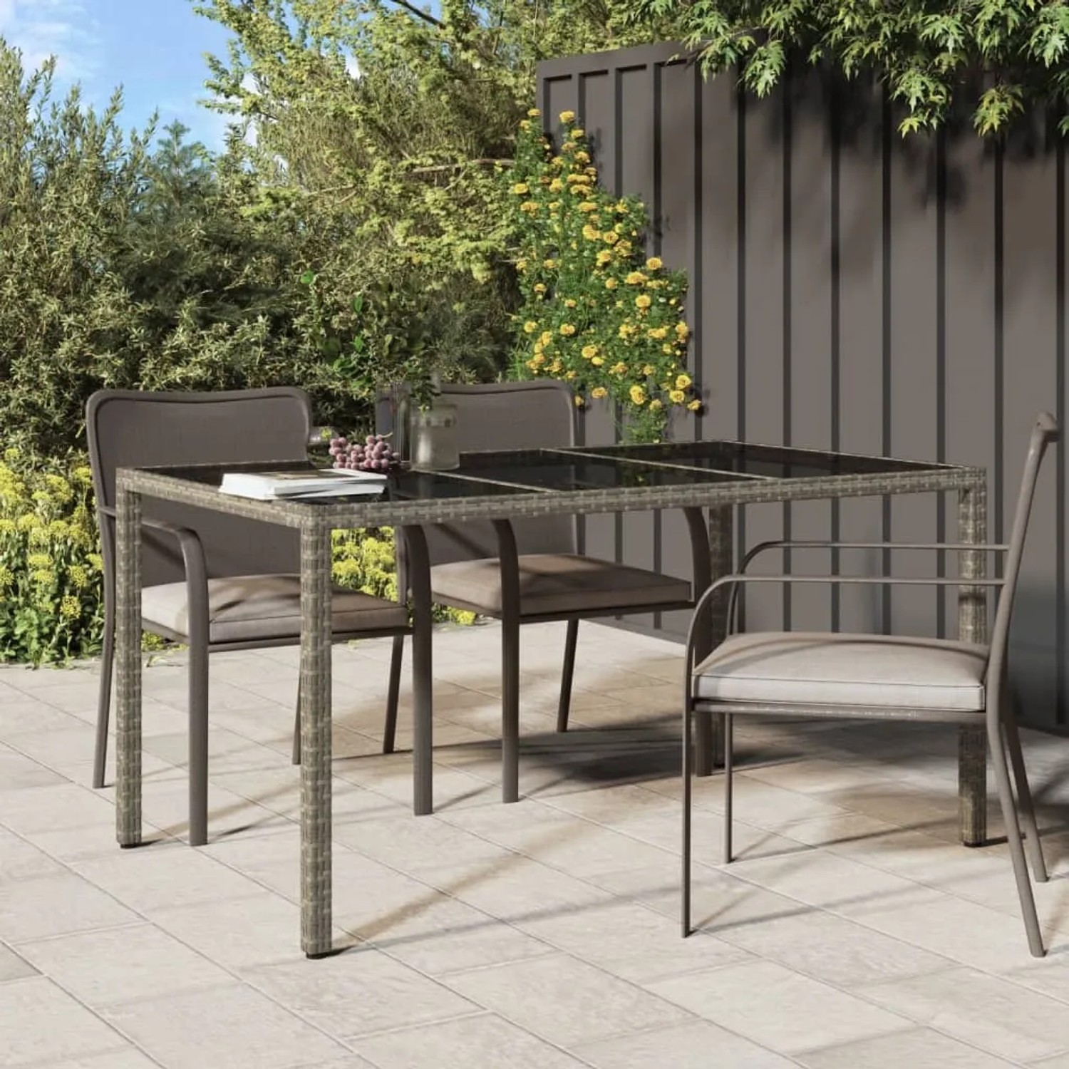 Grauer vidaXL Gartentisch aus Rattan mit Glasplatte, 150x90 cm, für Terrasse und Garten.