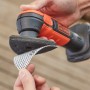 Black+Decker Akku-Deltaschleifer BDCDS12N mit Schleifgitter in Aktion.