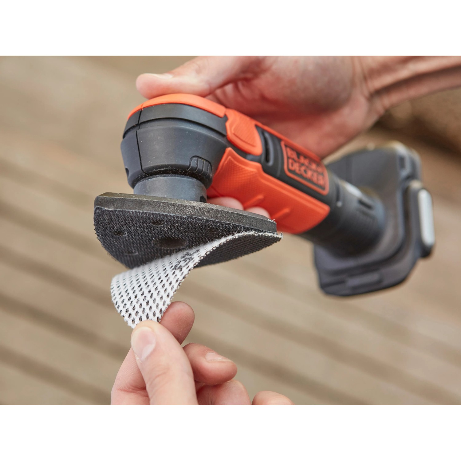 Black+Decker Akku-Deltaschleifer BDCDS12N mit Schleifgitter in Aktion.
