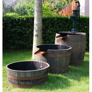 3-teiliges Wasserornament aus Whiskyfässern mit Schwengelpumpe für den Garten.