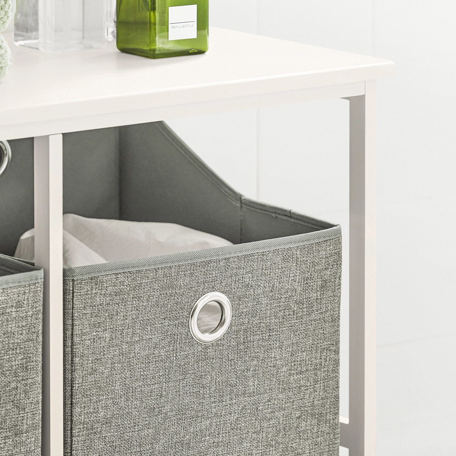 SoBuy Wäscheschrank BZR57-W mit grauen Wäschesäcken aus Vlies und weißem Holz.