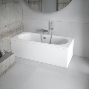 Weiße Rechteck-Badewanne VITAE 180x80 mit Acrylschürze und Ablauf im modernen Badezimmer.