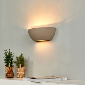 Moderne Lindby Wandleuchte Renata aus Beton in Alu für indirekte Beleuchtung im Flur.