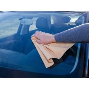 Anwendung des CMI Auto-Synthetik-Ledertuchs zur Reinigung einer Autoscheibe.