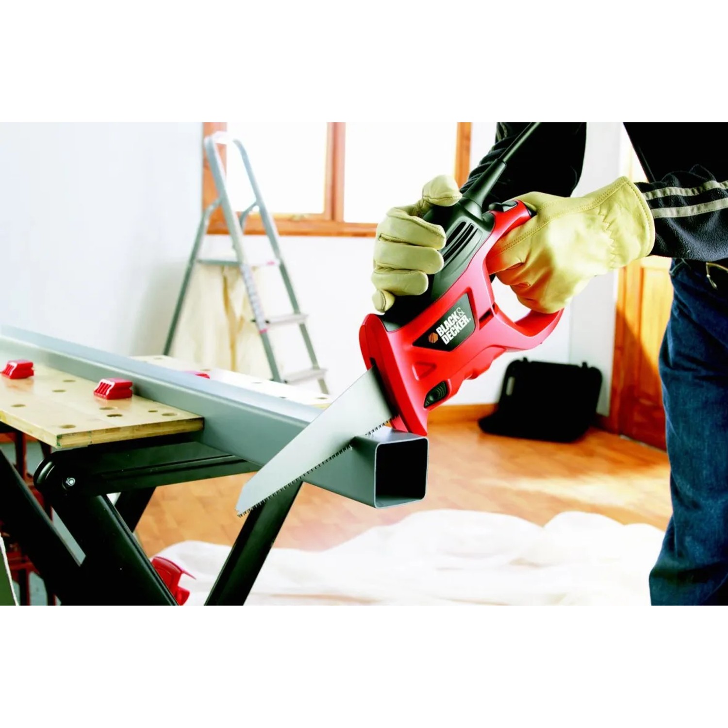 Black+Decker Elektro-Handsäge KS880EC beim Sägen eines Metallrohrs.
