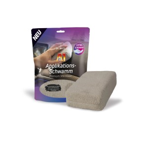 Beiger A1 Mikrofaserschwamm für Autopflege-Produkte, Wachse und Versiegelungen, neben Verpackung.