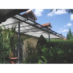 Peddy Shield Pergola Bausatz mit hellgrauem Sonnensegel (270x140cm) im Garten.