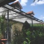Peddy Shield Pergola Bausatz mit hellgrauem Sonnensegel (270x140cm) im Garten.