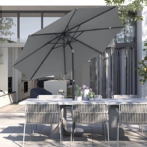 Grauer runder 300 cm Alu Sonnenschirm auf Terrasse. Knickbarer Gartenschirm mit Kurbel.