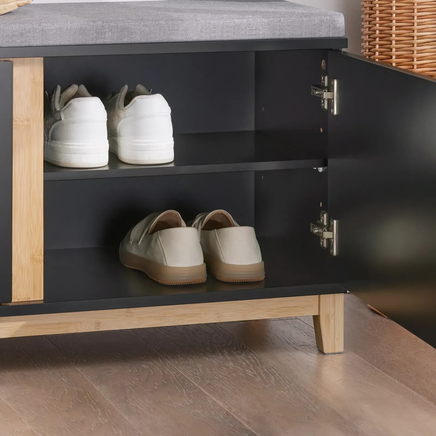 Schuhbank SoBuy FSR117-SCH mit Sitzfläche, Stauraum und Schuhen in den Fächern.
